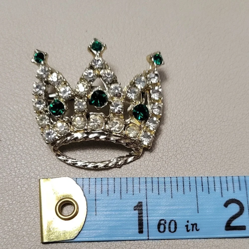 Vintage Unsigned Green & Clear Rhinestone Gold Tone‎ Crown Tiara King Brooch Pin